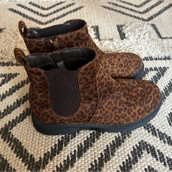 Like new, barely worn Cat & Jack size 5 big kid/youth cheetah side zip boots - Picture 2 of 10